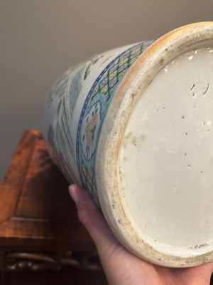 Een paar Chinese famille rose vazen met verhalend decor, 19e eeuw — foto 13