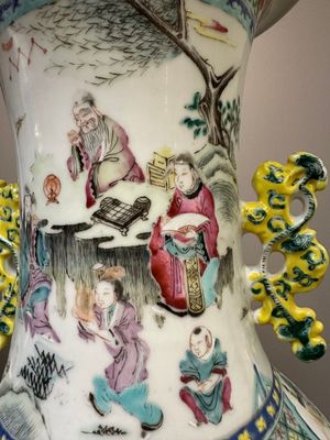 Een paar Chinese famille rose vazen met verhalend decor, 19e eeuw — foto 4