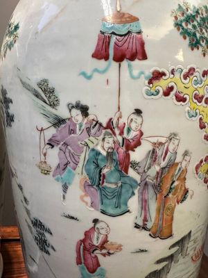 Een paar Chinese famille rose vazen met verhalend decor, 19e eeuw — foto 6