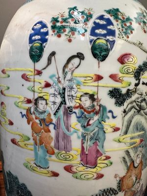 Een paar Chinese famille rose vazen met verhalend decor, 19e eeuw — foto 7