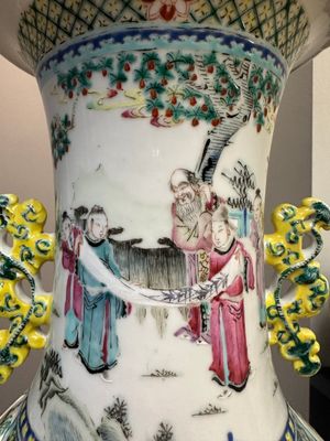 Een paar Chinese famille rose vazen met verhalend decor, 19e eeuw — foto 8