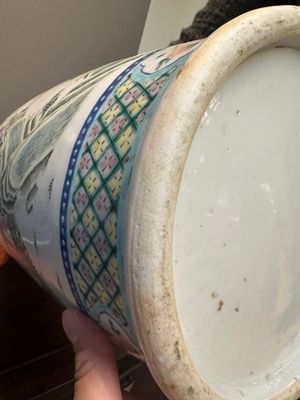 Een paar Chinese famille rose vazen met verhalend decor, 19e eeuw — foto 10