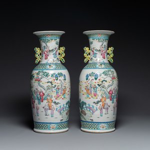 Een paar Chinese famille rose vazen met verhalend decor, 19e eeuw — foto 1