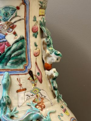 Een paar Chinese famille rose vazen met verhalend decor, 19e eeuw — foto 12
