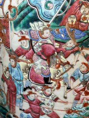 Een paar Chinese famille rose vazen met verhalend decor, 19e eeuw — foto 15