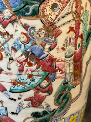Een paar Chinese famille rose vazen met verhalend decor, 19e eeuw — foto 16