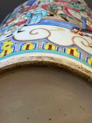 Een paar Chinese famille rose vazen met verhalend decor, 19e eeuw — foto 22