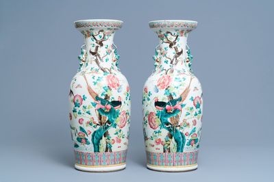 Een paar Chinese famille rose vazen met vogels en bloesems, 19e eeuw