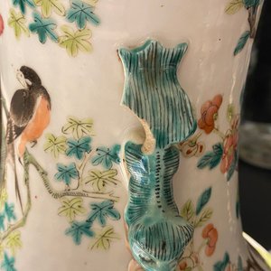 Een paar Chinese famille rose vazen met vogels en bloesems, 19e eeuw — foto 17