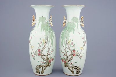 Een paar Chinese famille rose vazen met vogels tussen bloemen, 19/20e eeuw