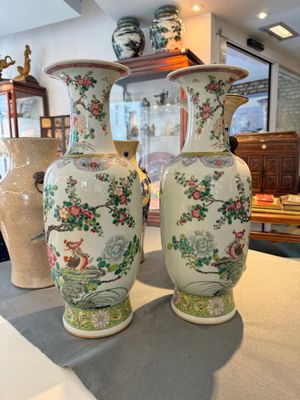 Een paar Chinese famille rose vazen met vogels tussen bloesemtakken, Qianlong merk, Republiek — foto 3