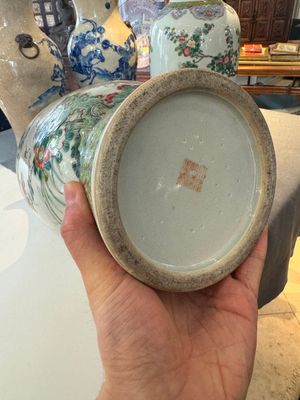 Een paar Chinese famille rose vazen met vogels tussen bloesemtakken, Qianlong merk, Republiek — foto 7