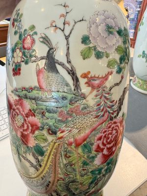 Een paar Chinese famille rose vazen met vogels tussen bloesemtakken, Qianlong merk, Republiek — foto 8