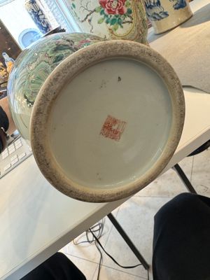 Een paar Chinese famille rose vazen met vogels tussen bloesemtakken, Qianlong merk, Republiek — foto 10