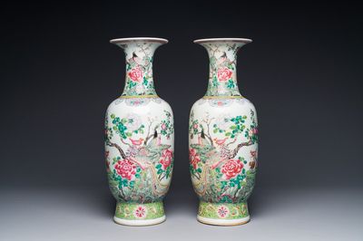 Een paar Chinese famille rose vazen met vogels tussen bloesemtakken, Qianlong merk, Republiek