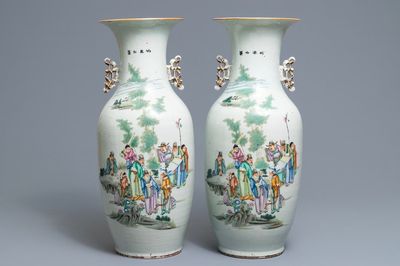 Een paar Chinese famille rose vazen met wijzen in een landschap, 19/20e eeuw