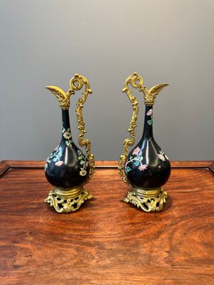 Een paar Chinese famille rose vazen met zwarte fondkleur met vergulde bronzen monturen, Yongzheng — foto 2