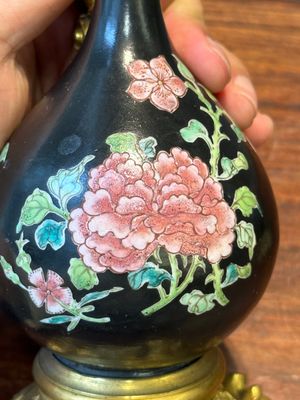 Een paar Chinese famille rose vazen met zwarte fondkleur met vergulde bronzen monturen, Yongzheng — foto 3