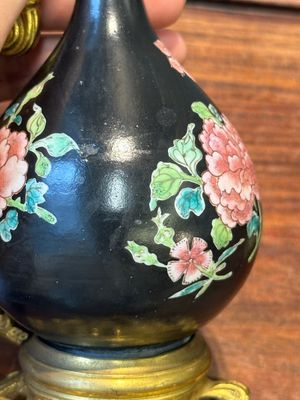 Een paar Chinese famille rose vazen met zwarte fondkleur met vergulde bronzen monturen, Yongzheng — foto 4