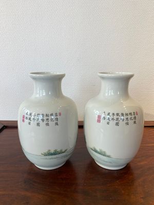 Een paar Chinese famille rose vazen, Qianlong merk, 20e eeuw — foto 3
