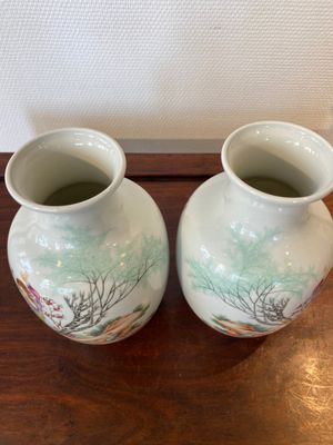 Een paar Chinese famille rose vazen, Qianlong merk, 20e eeuw — foto 5