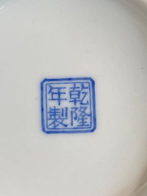 Een paar Chinese famille rose vazen, Qianlong merk, 20e eeuw — foto 10