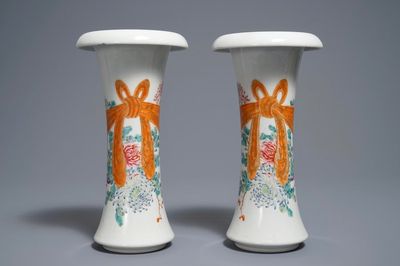 Een paar Chinese famille rose vazen, Qianlong merk, 20e eeuw