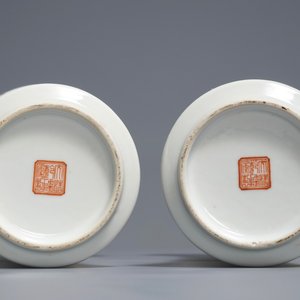 Een paar Chinese famille rose vazen, Qianlong merk, 20e eeuw — foto 6