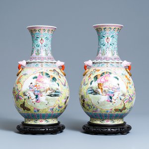 Een paar Chinese famille rose vazen, Qianlong merk, Republiek — foto 1