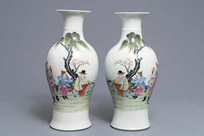 Een paar Chinese famille rose vazen, Qianlong merk, Republiek, 20e eeuw