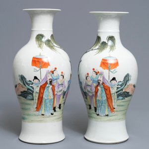 Een paar Chinese famille rose vazen, Qianlong merk, Republiek, 20e eeuw — foto 2