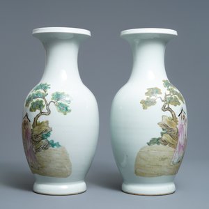Een paar Chinese famille rose vazen, Qianlong merk, Republiek — foto 3