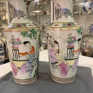 Een paar Chinese famille rose vazen, Republiek — foto 7