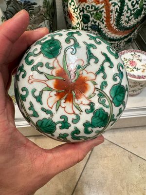Een paar Chinese famille rose vazen, twee potten en een dekseldoos, 19/20e eeuw — foto 11