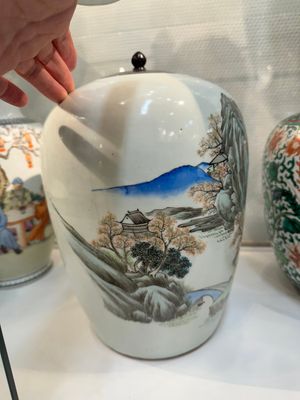 Een paar Chinese famille rose vazen, twee potten en een dekseldoos, 19/20e eeuw — foto 17