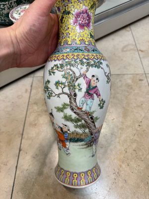 Een paar Chinese famille rose vazen, twee potten en een dekseldoos, 19/20e eeuw — foto 2