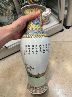 Een paar Chinese famille rose vazen, twee potten en een dekseldoos, 19/20e eeuw — foto 3