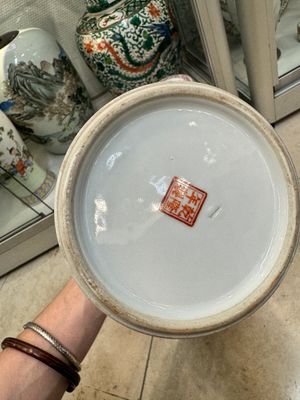 Een paar Chinese famille rose vazen, twee potten en een dekseldoos, 19/20e eeuw — foto 5