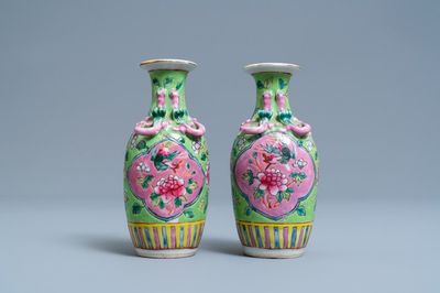 Een paar Chinese famille rose vazen voor de Straits of Peranakan markt, 19e eeuw