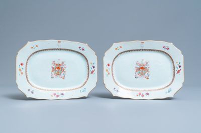 Een paar Chinese famille rose wapenschotels voor de Engelse markt met de wapens van Watson en Darell, Qianlong