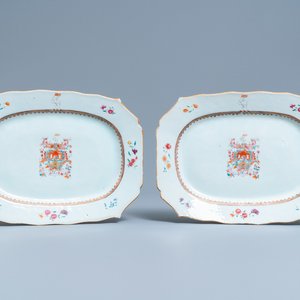 Een paar Chinese famille rose wapenschotels voor de Engelse markt met de wapens van Watson en Darell, Qianlong — foto 1