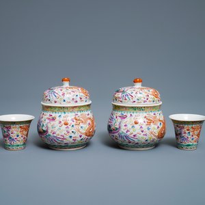 Een paar Chinese famille rose wijn- en warmhoudkommen met draken en feniksen, zegelmerk, 19/20e eeuw — foto 1
