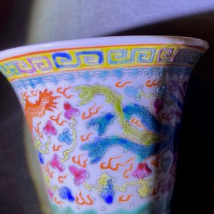 Een paar Chinese famille rose wijn- en warmhoudkommen met draken en feniksen, zegelmerk, 19/20e eeuw — foto 10