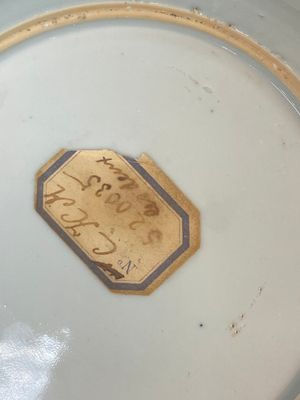 Een paar Chinese famille rose 'Xi Xiang Ji' borden en een paar florale borden, Yongzheng — foto 5