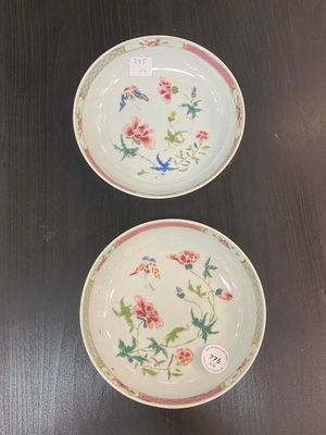 Een paar Chinese famille rose 'Xi Xiang Ji' borden en een paar florale borden, Yongzheng — foto 6