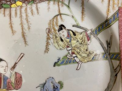 Een paar Chinese famille rose 'Xi Xiang Ji' borden, Yongzheng — foto 6
