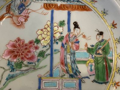Een paar Chinese famille rose 'Xi Xiang Ji' borden, Yongzheng — foto 11
