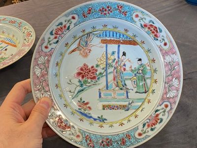 Een paar Chinese famille rose 'Xi Xiang Ji' borden, Yongzheng — foto 14