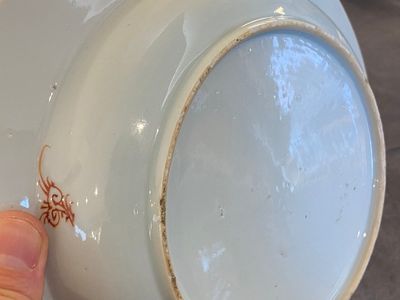 Een paar Chinese famille rose 'Xi Xiang Ji' borden, Yongzheng — foto 17