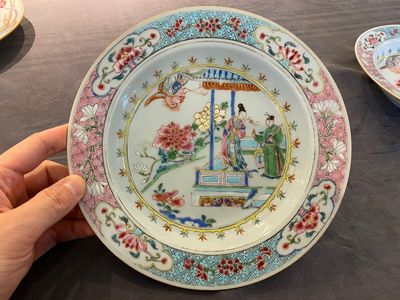 Een paar Chinese famille rose 'Xi Xiang Ji' borden, Yongzheng — foto 10